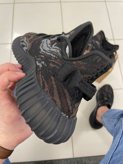 Кросівки Adidas Yeesy Boost 350 Black / Camo | Зображення 5