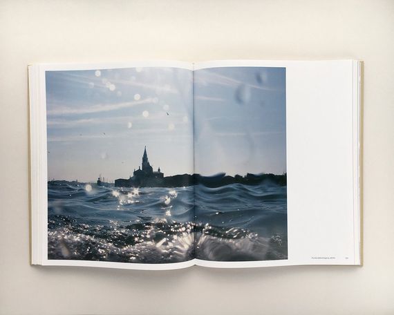 Известные фотографы современности книга фотографий Моны Кун Mona Kuhn "Works" подарочные книги для фотографов | Зображення 3