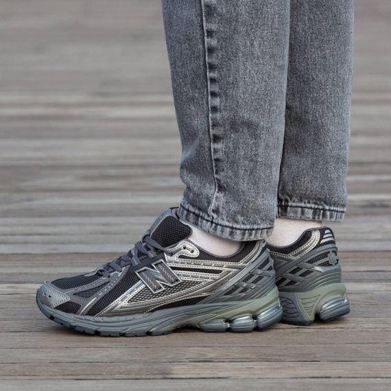 Демісезонні кросівки New Balance колір чорний/бронзовий | Зображення 1