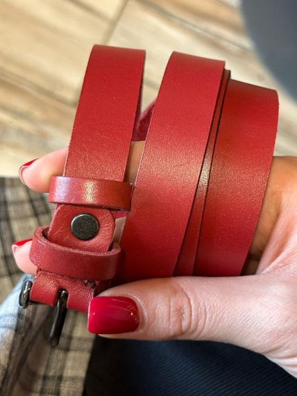 Шкіряний жіночий ремінь червоного кольору 4711 | Зображення 3
