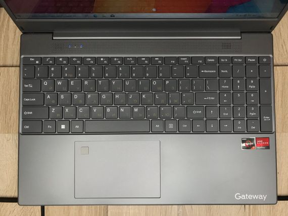 Ультрабук Gatewey GWNR 71539-BK / 15.6" (1920x1080) IPS / AMD Ryzen 7 3700U (4 (8) ядра по 2.3 - 4.0 GHz) / 16 GB DDR4 / 256 GB SSD / AMD Radeon RX Vega 10 Graphics / WebCam б/у | Зображення 2