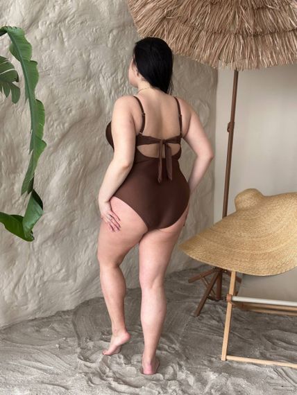 Шоколадний суцільний купальник PLUS SIZE з формованимим чашками та утяжкою | Зображення 9
