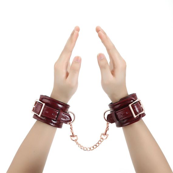 Шкіряні наручники Liebe Seele Wine Red Wrist Cuffs, знімний ланцюжок-кріплення Sex Aura | Зображення 8