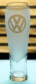 Пивной крафтовый бокал 440 мл с гравировкой ФольксвагенVolkswagen подарок для автолюбителя кружка для пива