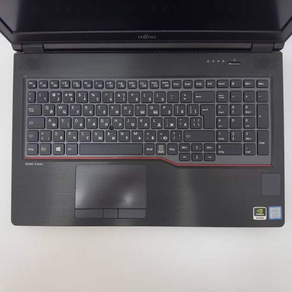 Мобільна робоча станція Fujitsu Celsius H780 / 15,6" (1920x1080) IPS / Intel Core i7-8750H (6 (12) ядер по 2.2 - 4.1 GHz) / 16 GB DDR4 / 512 GB SSD / nVidia Quadro P600, 4 GB GDDR5, 128-bit / WebCam б/в + Подарунок Миша та килимок | Зображення 3