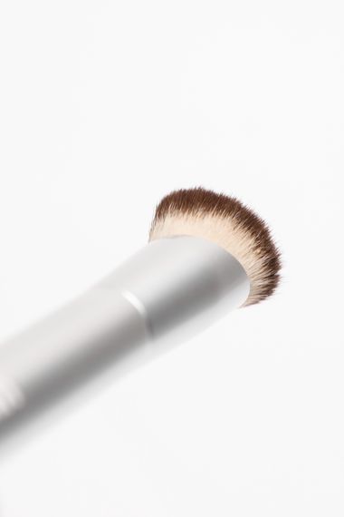 Сконшений пензлик UNICO Blush & Contour makeup brush | Зображення 2