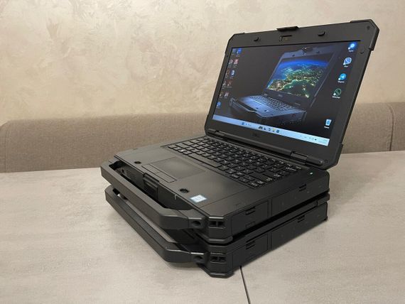 Защищенный ноутбук Dell Latitude 5424 Rugged / 14" (1920x1080) IPS / Intel Core i5-8350U (4 (8) ядра по 1.7 - 3.6 GHz) / 16 GB DDR4 / 500 GB SSD M.2 / AMD Radeon RX 540, 4 GB GDDR5, 128-bit / WebCam / Два АКБ б/у + Подарок Проводная мышь / USB | Зображення 5
