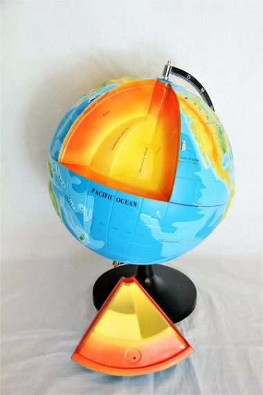 Модель-глобус Строение Земли Руди пластик на подставке 56,5х30х13 (Д984у)