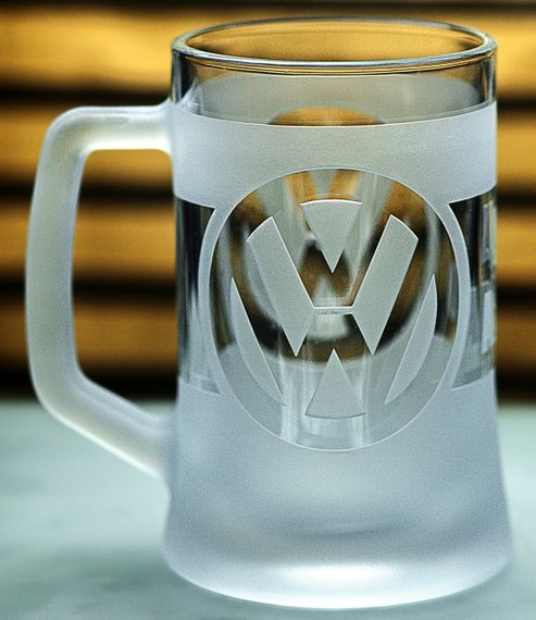 Пивная кружка Volkswagen Фольксваген 670 мл с гравировкой Подарок автолюбителю Бокал с логотипом авто и легендарный слоган | Зображення 2