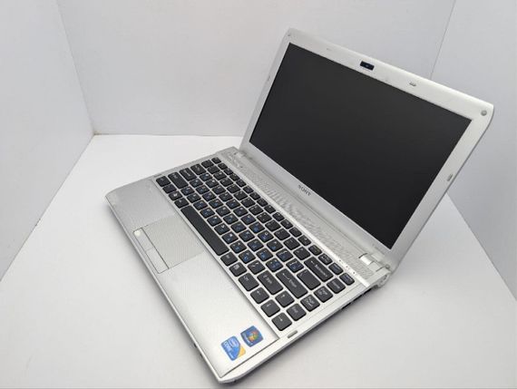 Ноутбук Sony VPC S111FM / 13.3" (1366x768) TN / Intel Core i5-430M (2 (4) ядер по 2.2 - 2.5 GHz) / 6 GB DDR3 / 320 GB HDD / Intel HD Graphics / WebCam / АКБ не тримає б/в | Зображення 4