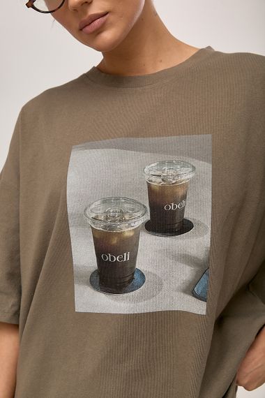 Оверсайз футболка з принтом "Coffee Cups" - хакі цвет, ONE SIZE (є розміри) | Зображення 3