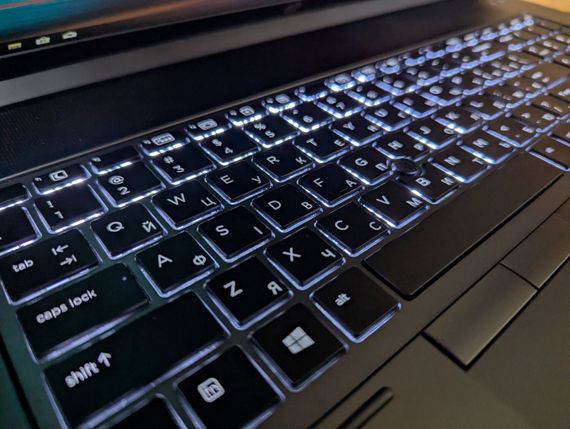 Мобильная рабочая станция Б-класс HP zBook 17 G4 / 17.3" (1920x1080) IPS / Xeon E3-1535M v6 (4 (8) ядра по 3.1 - 4.2 GHz) / 32 GB DDR4 / 512 GB SSD / Quadro P4000, 8 GB GDDR5, 256-bit / WebCam / TouchID / Windows 10 б/у + Подарок Беспроводная мышь / USB | Зображення 5