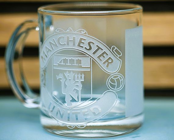 Подарочная стеклянная чашка для чая и кофе 320 мл с 3Д гравировкой лого футбольного клуба Манчестер Юнайтед | Зображення 2