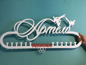 Медальниця карате, тейквондо, айкідо, іменна з поличкою, дерев'яна, тримач для медалей, медальниці
