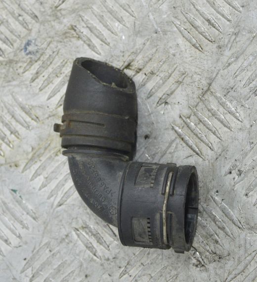 Патрубок системи охолодження Volkswagen Golf V Passat B6 2003-2010 Фланець охолодження Фольксваген 7M3122291C