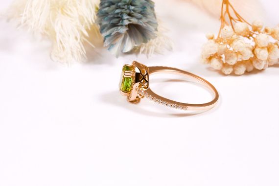 Кольцо из красного золота с хризолитом и фианитами 19 | Зображення 7