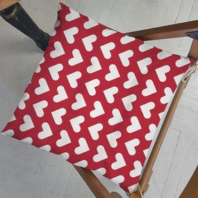 Подушка на стул с завязками Сердечки на красном фоне 40x40x4 см (PZ_23F011)