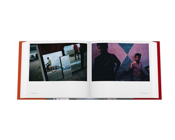 Книга найкращі фотографи світу Алекс Вебб The Suffering of Light: Thirty Years of Photographs by Alex Webb | Зображення 4