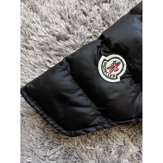 Брендовая зимняя жилетка для собак MONCLER, без капюшона, на кропках, черная | Зображення 3