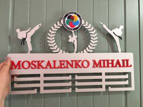 Медальниця карате, тейквондо, айкідо, іменна з поличкою, дерев'яна, тримач для медалей, медальниці