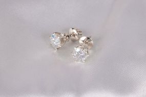 Сережки гвоздики из белого золота с мауссанитами