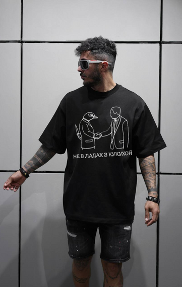 Футболка з мерчем