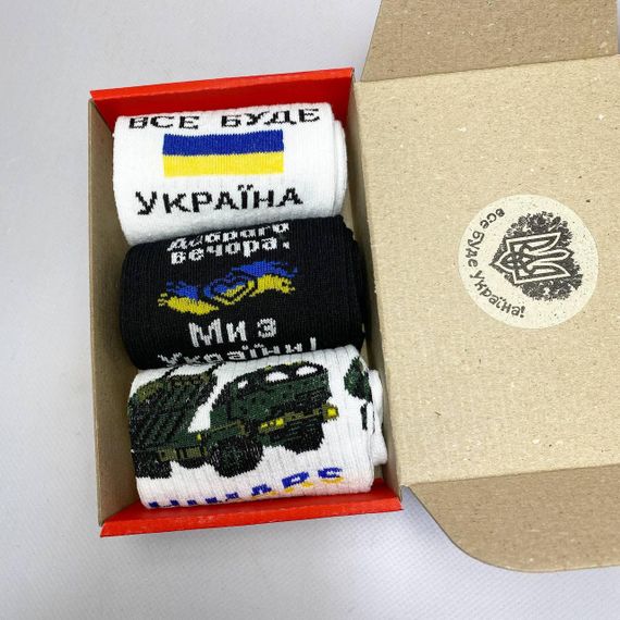 Подарочный набор бокс патриотичных мужских носков в коробке размер 40-45 3 пары разные цвета ч3укр19 | Зображення 2
