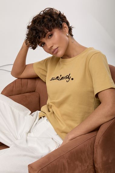 Однотонна футболка з вишитим написом - гірчичний цвет, ONE SIZE (є розміри)