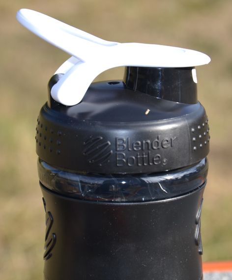 Спортивний шейкер (пляшка) BlenderBottle SportMixer Flip 20oz/590ml Black/White | Зображення 4