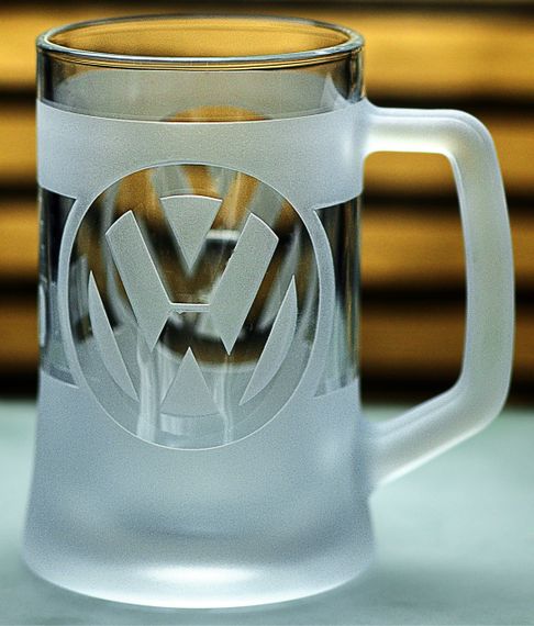 Пивний кухоль Volkswagen Фольксваген 670 мл з гравіюванням Подарунок автолюбителю  Келих з логотипом авто та легендарний слоган | Зображення 8