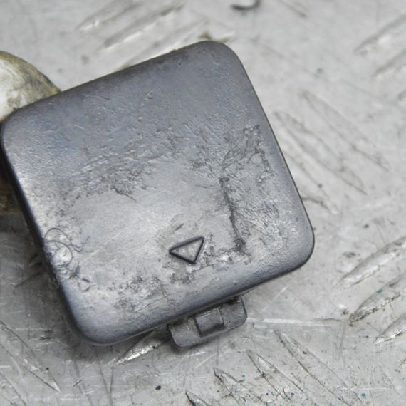 Заглушка гака переднього бампера BMW E60 E61 2003-2010 Заглушка фаркопа переднього БМВ е60 51117033700 7033700 | Зображення 1