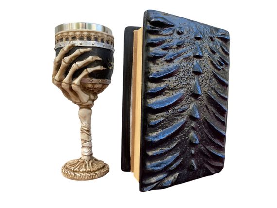 Подарунковий набір Келих 3D Рука з Черепами та Блокнот 3D «Книга Теней і Глубін» | Зображення 1