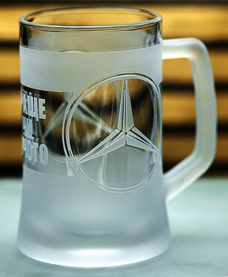 Пивний кухоль Mercedes-Benz 670 мл з гравіюванням Подарунок автолюбителю  Келих з логотипом авто Мерседес та легендарний слоган | Зображення 6