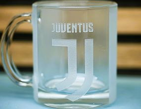 Подарочная стеклянная чашка для чая и кофе 320 мл с 3Д гравировкой лого футбольного клуба ФК Ювентус