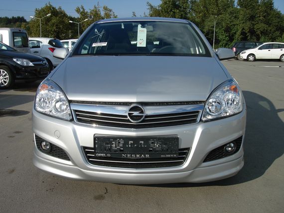 Передня нижня накладка Sedan (під фарбування) для Opel Astra H 2004-2013рр