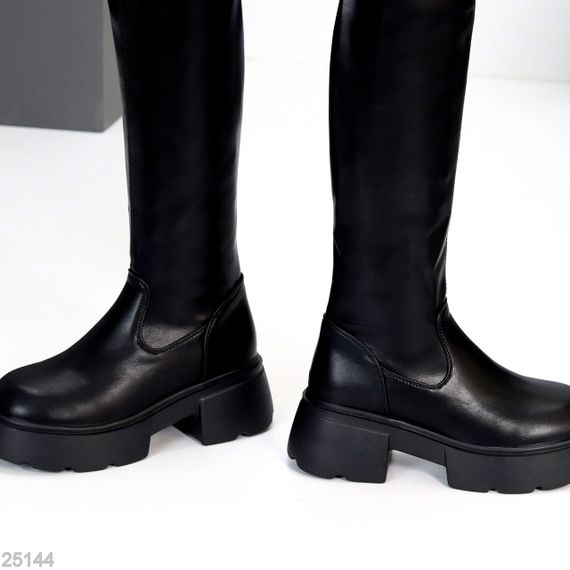 Чорні високі стрейчові чоботи на тракторній підошві | Зображення 4