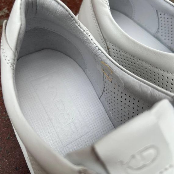 Чоловічі білі шкіряні кеди з перфорацією — тренд взуття | Зображення 3