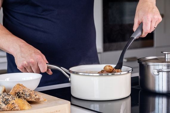 Ложка для сервірування з прорізами KitchenAid Coreline KAS004OHCGG 33.8 см сіра | Зображення 4