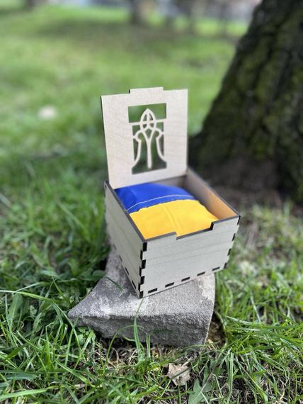 Прапор України до дня перемоги в дерев'яній подарунковій коробці з гербом або картою України | Патріотичний подарунок | Зображення 2