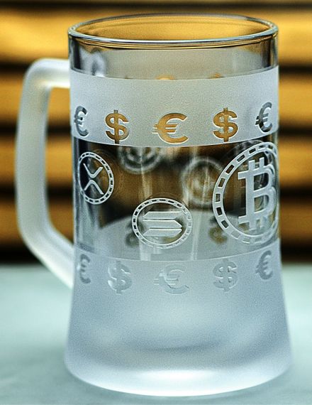 Пивний кухоль Crypto King з гравіюванням БІТКОІН ETH DOGE SOL BNB TON Подарунок трейдеру Келих для криптоаналітика | Зображення 3