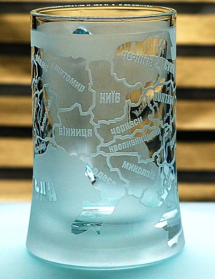 Патріотичний пивний келих 670 мл карта України з гравіюванням  Кухоль Вільна Незламна подарунок для патріота | Зображення 1