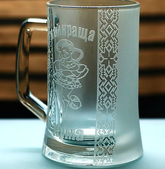 Пивний келих 670 мл Найкраща кума кухоль з гравіюванням  веселий та значущий подарунок для куми  українському стилі | Зображення 2