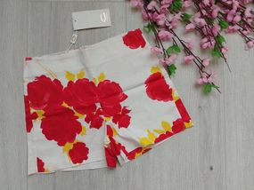 Женские короткие белые шорты в цветочный принт.