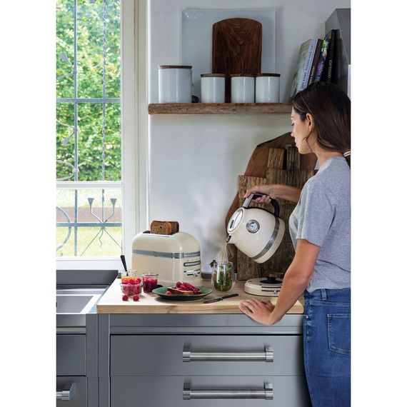 Електрочайник KitchenAid Artisan 5KEK1522EAC, кремовий | Зображення 4