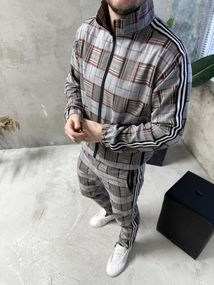 Костюм у клітинку