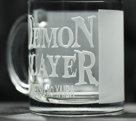 Подарочная чашка для чая кофе 320 млс c гравировкой аниме Истребитель демонов Demon Slayer Kimetsu no Yaiba | Зображення 2