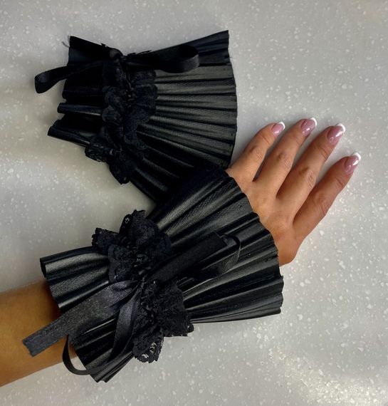 Плісовані манжети-наручники зі шкірозамінника | Зображення 1