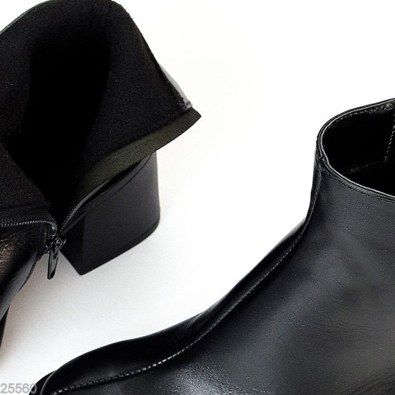 Классические лаконичные черные кожаные ботильоны на среднем каблуке | Зображення 1