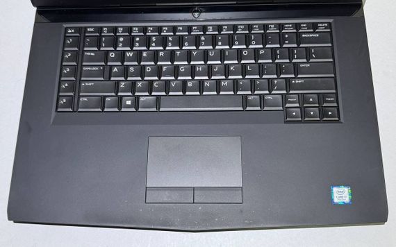 Ігровий ноутбук Dell Alienware 15 R3 / 15.6" (1920x1080) IPS / Intel Core i7-7700HQ (4 (8) ядра по 2.8 - 3.8 GHz) / 16 GB DDR4 / 256 GB SSD + 1000 GB HDD / nVidia GeForce GTX 1070, 8 GB GDDR5, 256-bit / WebCam б/в | Зображення 2