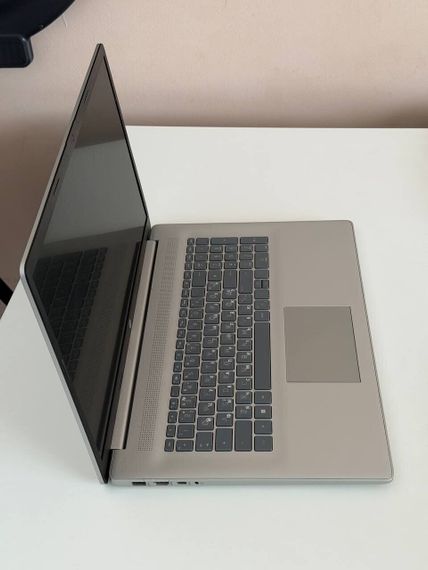 Ноутбук Б-клас HP 17-CP0636NG / 17.3" (1600x900) TN / AMD Athlon Gold 3150U (2 (4) ядра по 2.4 - 3.3 GHz) / 8 GB DDR4 / 120 GB SSD / AMD Radeon RX Vega 3 / WebCam / Windows 11 б/в | Зображення 3